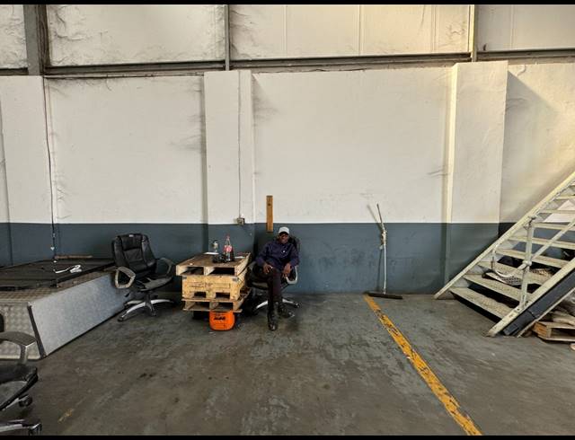 950M² WAREHOUSE TO LET IN JET PARK